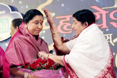 Snapshot: Elder sister Lata Mangeshkar blesses Asha on stage