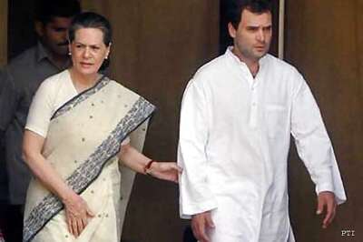 Congress split over Rahul, Sonia asks party members to end infighting