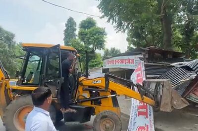 Bulldozer Razes Shops Outside Samajwadi Party Office in Lucknow to Remove 'Illegal Encroachment'