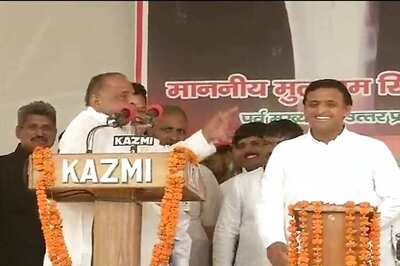 WATCH: Mulayam Singh commands son Akhilesh on stage to complete pending work within 8 months