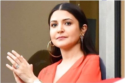 In Pics: Pregnant Anushka Sharma Looks Pretty in Red as She Supports Virat Kohli's RCB from Stands