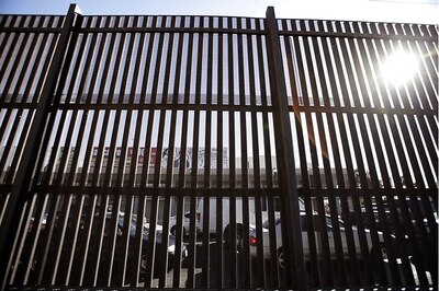 US Army Unfurls Miles of Fencing Along Border with Mexico