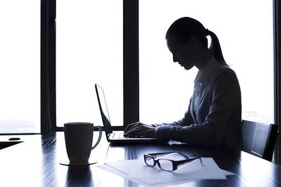 Offering Helping Hand to Co-workers Can Backfire