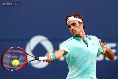 Roger Federer advances at Rogers Cup