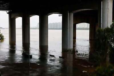 Hundreds of Koreans flee as floods trigger landslides, sweep away cars