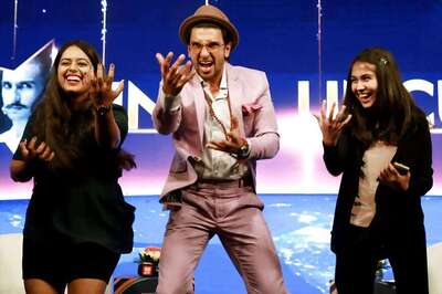 Ranveer Singh's High-energy Tabletop Dance on His Sister's Birthday is Unmissable; Watch Video