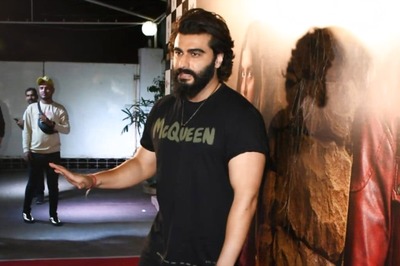 Arjun Kapoor Fan Kisses His Hand As Actor Gets Mobbed During His Recent Outing; Video Goes Viral