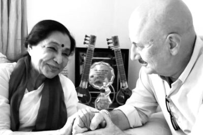 Anupam Kher Consoles Asha Bhosle After Lata Mangeshkar's Death: 'I Could Feel Her Sense of Loss'
