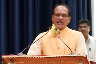 On Women's Day, CM Shivraj Chouhan Takes Up the Broom with Female Sanitation Workers, Asks For Development Suggestions