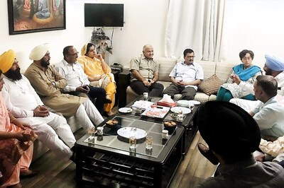Kejriwal, Sisodia Meet 10 Dissenting Punjab AAP MLAs Over Majithia Apology Row