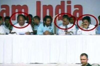 Politicians try to steal thunder from Dhoni's Devils