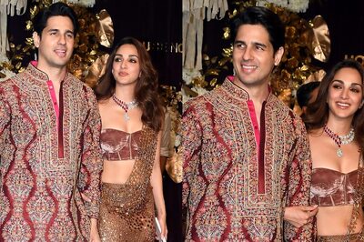 Sidharth Malhotra Protects Wife Kiara Advani From Mob at Manish Malhotra's Diwali Party, Watch Video