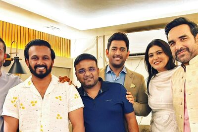 MS Dhoni spotted with Kedar Jadhav and Pankaj Tripathi