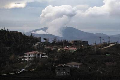 Filipinos Turn Taal Volcano's Ash, Plastic Waste into Bricks to Fight Pollution