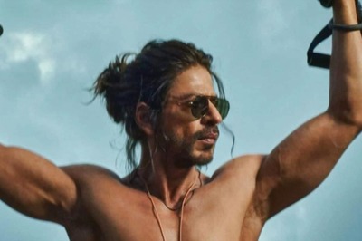 Pathaan Craze: Families Lining Up Outside Theatres for Morning Shows Prove SRK is Back