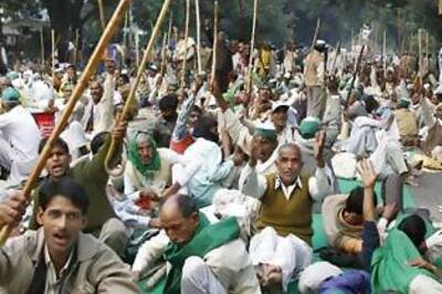 Farmers storm Delhi to protest sugarcane prices