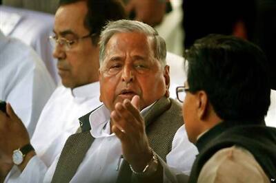 Mulayam stresses to remove schism between rich, poor with development