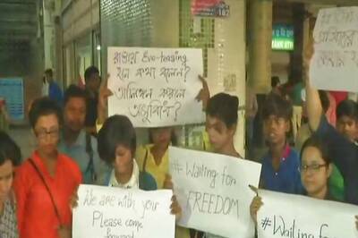In Case of Moral Policing, Couple Pushed Out of Kolkata Metro For Standing 'Too Close'