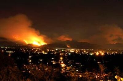 Wildfire threatens Los Angeles, hundreds flee homes