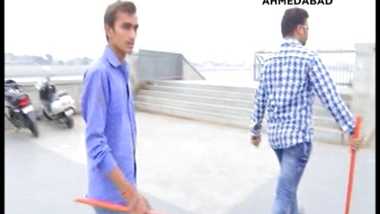 Bajrang Dal Unleashes Fear on Valentine's Day, Chases Away Couples at Ahmedabad's Sabarmati Riverfront