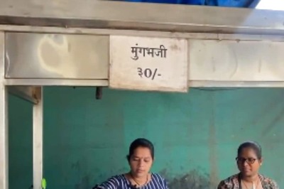 This Vada Pav Eatery in Nashik Brings Mumbai’s Flavour, Monthly Turnover Rs 2 lakh