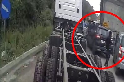 Gang Uses 3 SUVs To Corner Car On Kerala Highway, Steals 2.5 Kg Gold In Daring Daylight Heist | Video