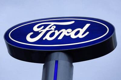 Ford Sees Lower 2017 Profits, Takes Hit From Pensions, Mexico