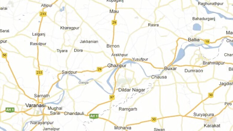 1 killed, 10 injured as jeep hits a tree, overturns
