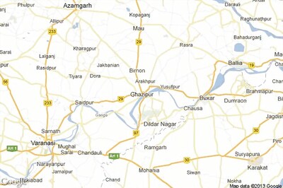 1 killed, 10 injured as jeep hits a tree, overturns