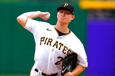 Votto Hits 36th Homer, Reds Top Pirates 6-3 In Season Finale