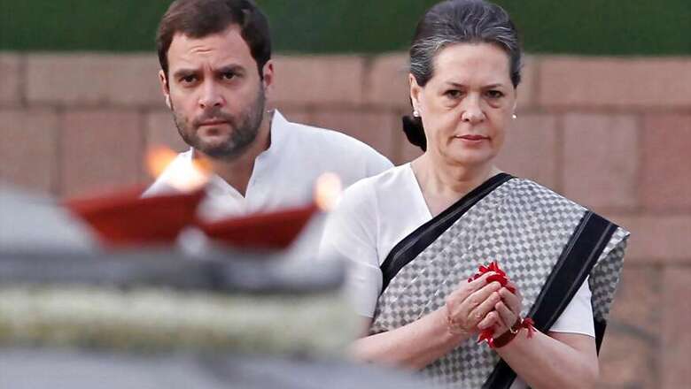 Sonia, Rahul Pay Floral Tribute to Indira Gandhi