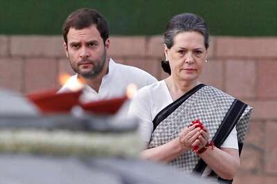 Sonia, Rahul Pay Floral Tribute to Indira Gandhi