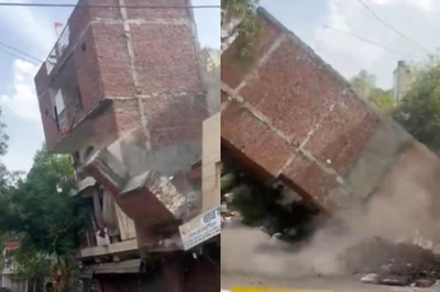 Three-Storey Building Collapses in Seconds in Delhi's Kalyanpuri Area, No Injuries Reported | Video