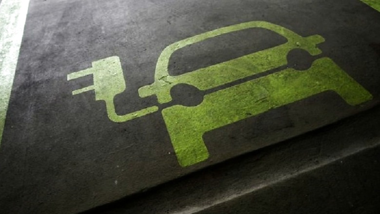 Delhi Parking Monitoring Panel Discusses Reserving Space for Electric Vehicles
