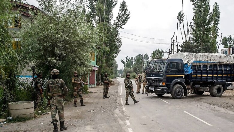 Two Policemen Killed in Gunfight With Militants in Pulwama