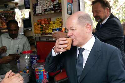'A True Taste of India': German Chancellor Scholz Enjoys 'Delicious' Cup of Chai at Street Corner in Delhi, See Pictures