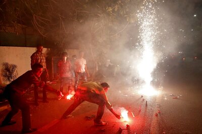 Uttar Pradesh Govt Bans Use and Sale of Firecrackers Across 13 Cities Ahead of Diwali as Pollution Soars