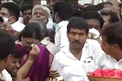 At Jayalalitha's Memorial, Sasikala Hints at Comeback; AIADMK Says 'May Get Oscar for Acting, But No Place in Party'