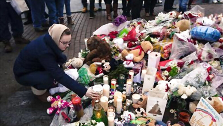 Obama consoles Connecticut town hit by school massacre