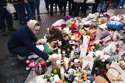 Obama consoles Connecticut town hit by school massacre