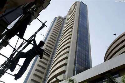 Sensex flat, Midcap outperforms; oil & metals dip, banks up