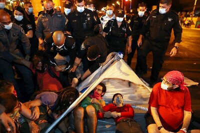 Thousands Continue Protests Outside PM Netanyahu's Residence Demanding his Resignation Over Corruption Charges, Handling of Covid-19 Crisis
