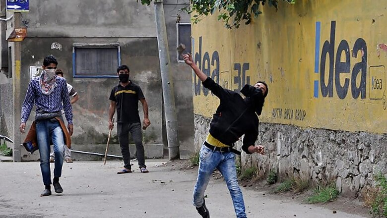 3 Injured as Army Opens Fire to Disperse Stone-pelting Mob in Kashmir's Pulwama