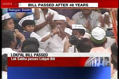 Anna Hazare ends fast, thanks MPs for Lokpal Bill, takes a dig at Kejriwal