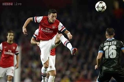 Ozil stars as Arsenal cruise past Napoli in Champions League