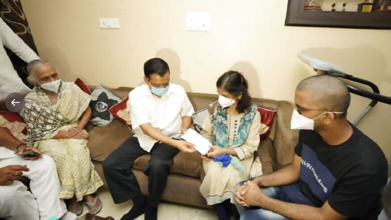 CM Kejriwal Hands over Rs 1 Crore Cheque to Family of LNJP Doctor Who Died Battling Covid-19