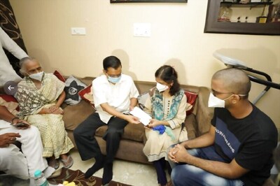 CM Kejriwal Hands over Rs 1 Crore Cheque to Family of LNJP Doctor Who Died Battling Covid-19