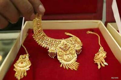 Gold crashes to 5-week low on global cues