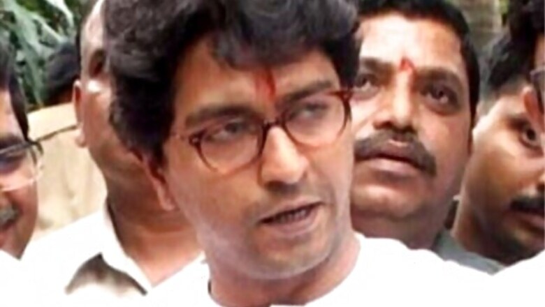 No increment to constable who offered rose to Raj Thackeray