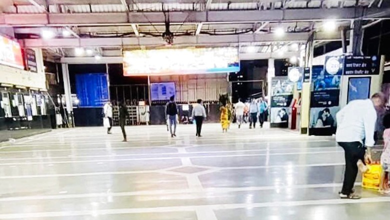 Mumbai: Local Train Services on Central Railway Hit Due to Technical Snag at Dadar Station